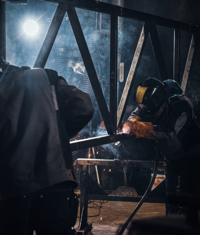 Employés qui font la soudure